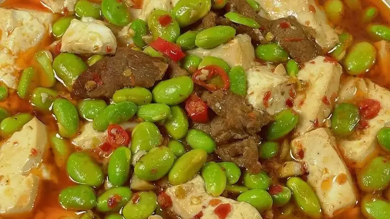 毛豆豆腐焖肉：鲜香入魂的家常下饭菜，一口吃出初夏的温柔