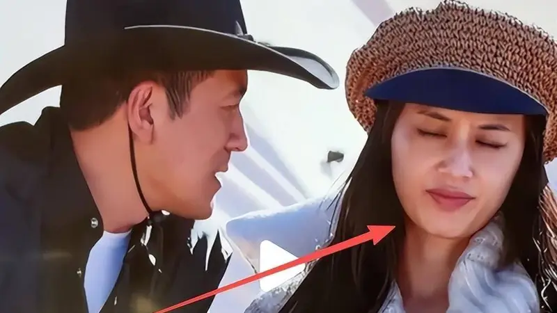 黄圣依离婚后大变样！脸部浮肿穿深V吊带，小儿子与杨子如出一辙