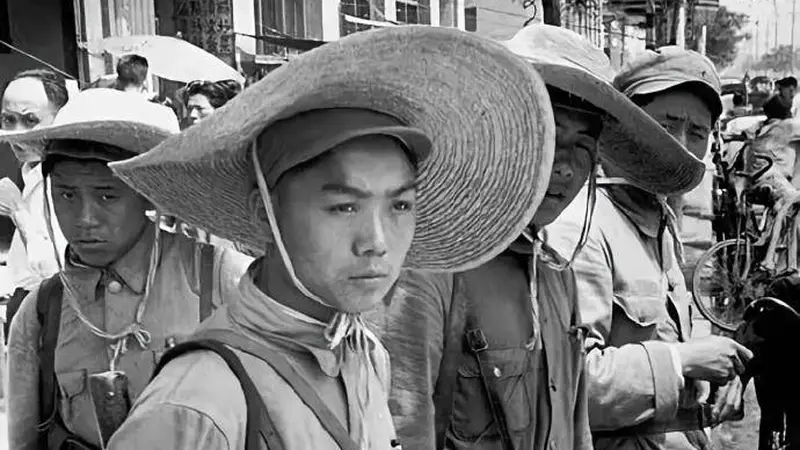 老照片：1949年，攻下南京后入城的解放军