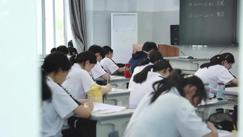高考人数连降 2 年，今年少 45 万！为何说 “卷” 才刚开始？