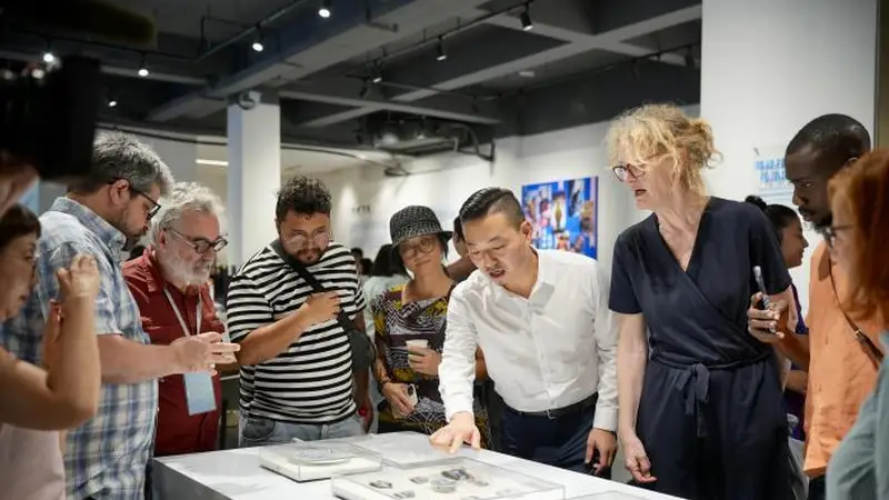 从“成为大师”到连接中外 青年“景漂”策展人的人生转身