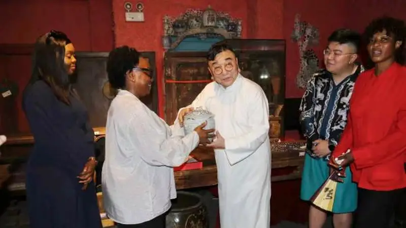 非洲友人情系中华瓷韵 青花精品捐赠瓷房子博物馆