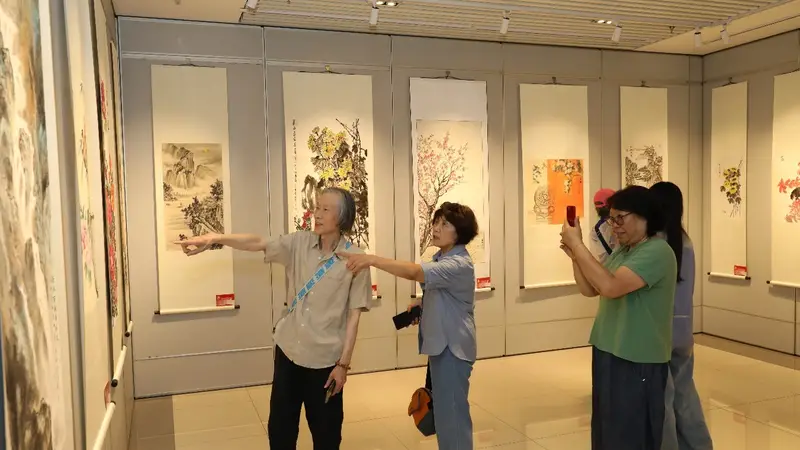 141幅佳作亮相东城群众美术书法展 AI绘画“参展”成亮点
