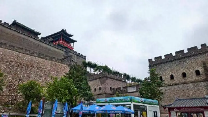 北京旅游咨询服务站点调查：三十余年老名片如何焕新？记者四日实地走访探求升级之路