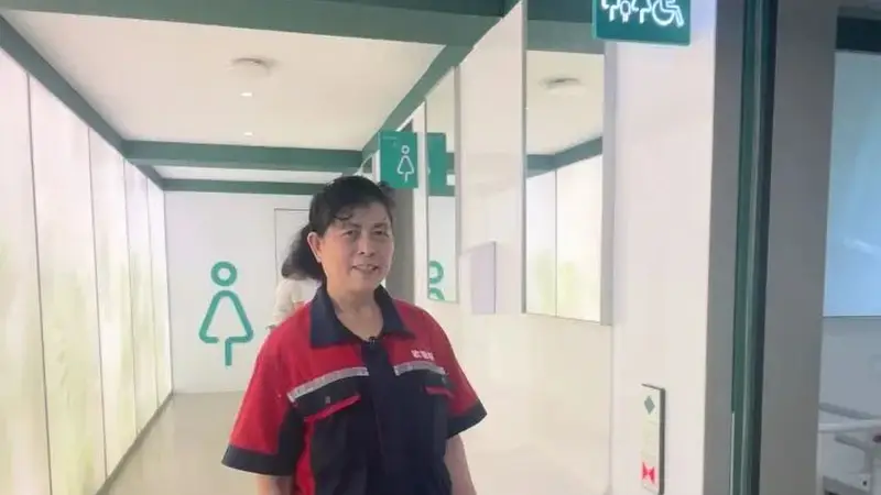 一景区保洁阿姨在厕所吃饭引热议，本人回应：怕小朋友滑倒，干脆就近吃，方便随时巡视