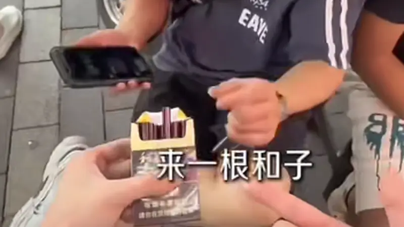 深圳一店老板为给排队顾客发烟致歉，律师：发烟鼓动顾客吸烟，但顾客有自主选择权