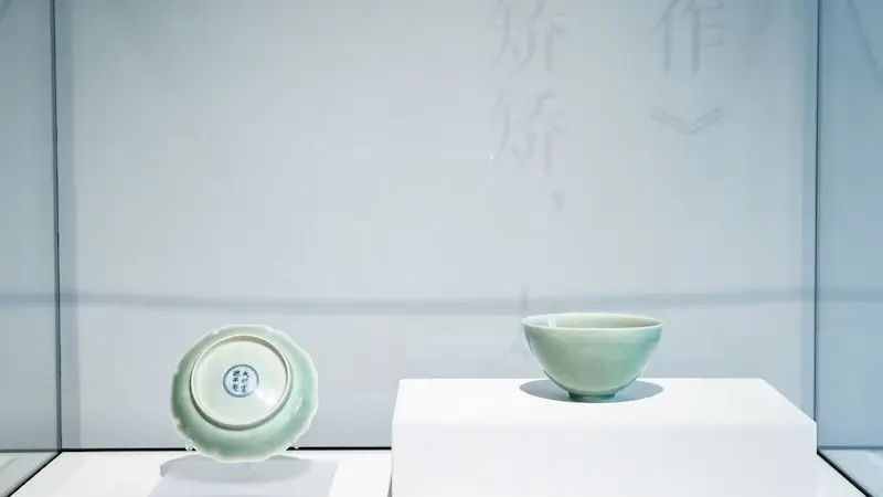 在黄浦江畔，看明清釉瓷“对话”当代玻璃