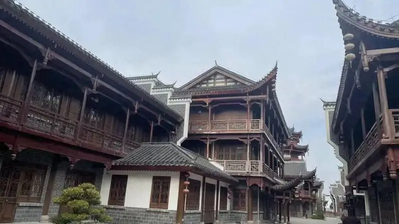 50亿砸进鬼镇:古镇梦碎,空街背后的地产游戏