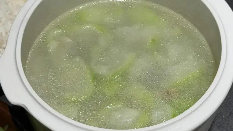 入伏后抓紧吃！这菜润肺杀菌还排毒，三道家常菜半小时搞定