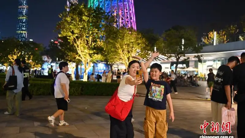 古城广州夜韵绵长 广州塔璀璨灯光成暑期文艺打卡胜景