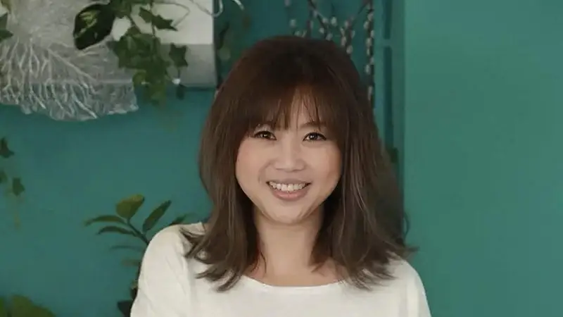 香港知名演员全素颜出镜，60岁还没结婚，前男友因肺癌病逝