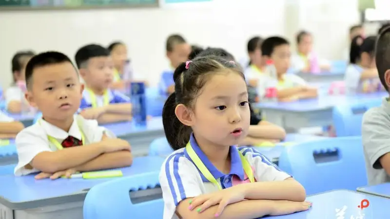 广州“一键分班”引热议，结果“仅自己可见”算公开吗？｜茶楼·城事开讲