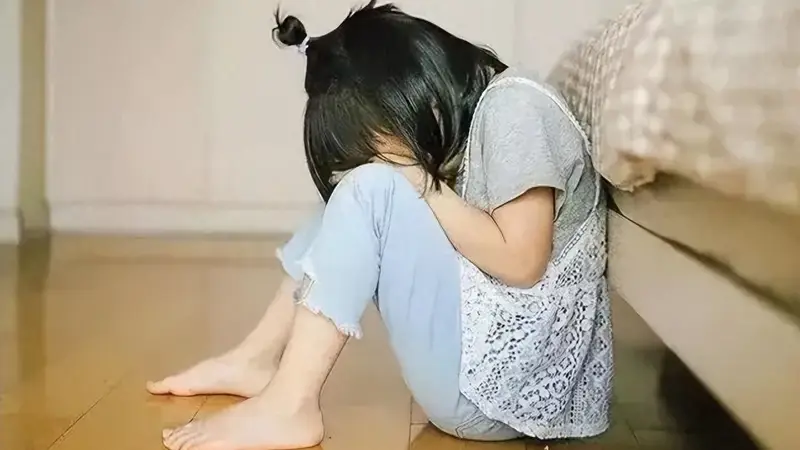 古城街巷里的长大启示：别让这两种小征兆拖垮孩子的底气，别等社会摔疼才觉醒