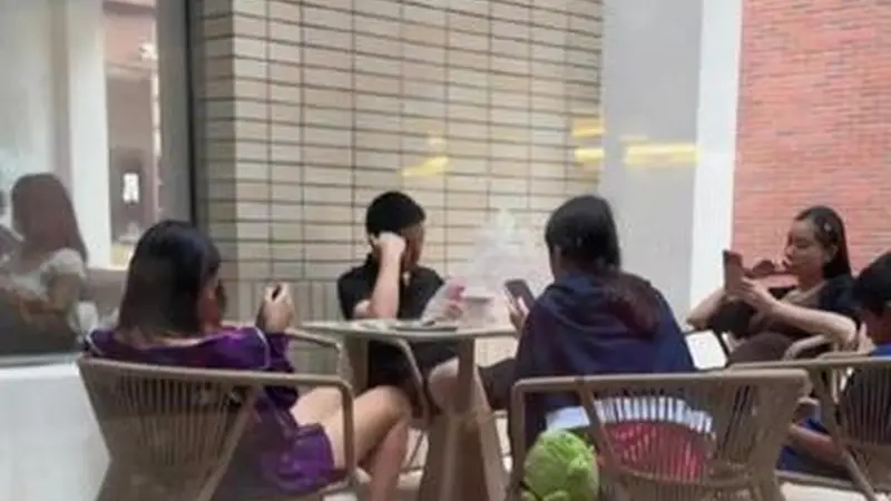 古城阿那亚氤氲文艺氛围 理想CEO李想妻子孕态现身引关注