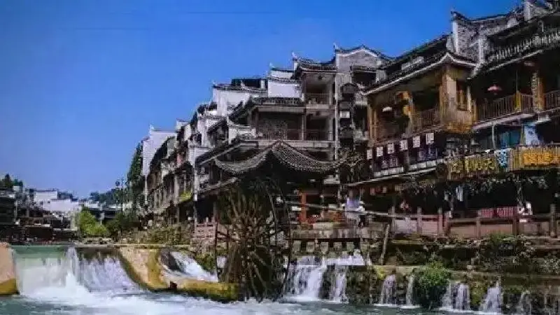 去了趟凤凰古城，沱江边的酒吧一杯饮料六十块，古镇早就变了味