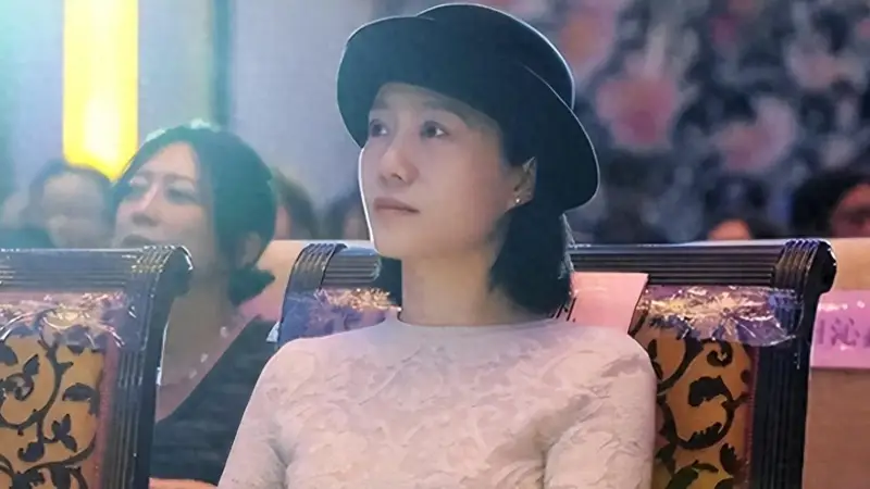 丧夫9个月后，50岁翁帆难得现身面相变了，杨振宁终于可以放心了