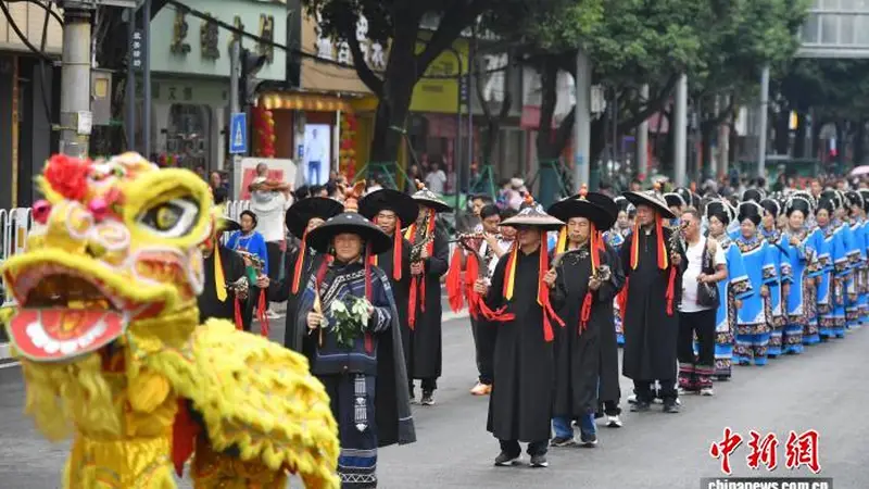 云南禄劝:火把节巡游展民族文化送祝福