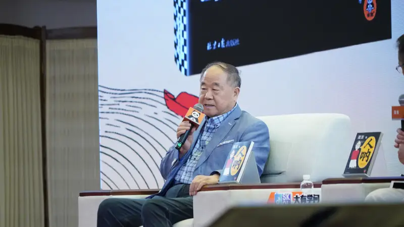 当71岁作家莫言对读者“比心”