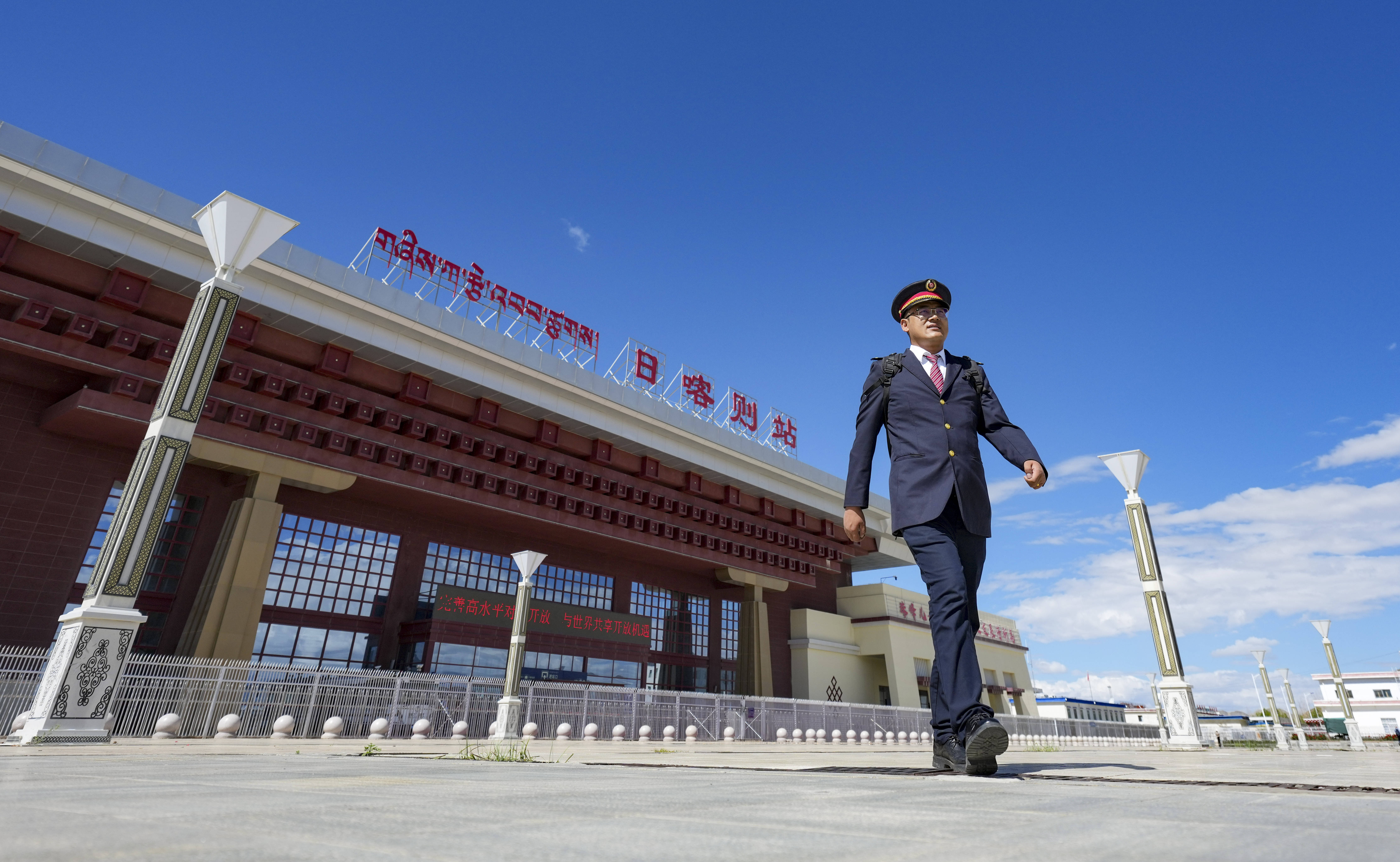 次仁的“天路”：一个藏族青年的铁路梦