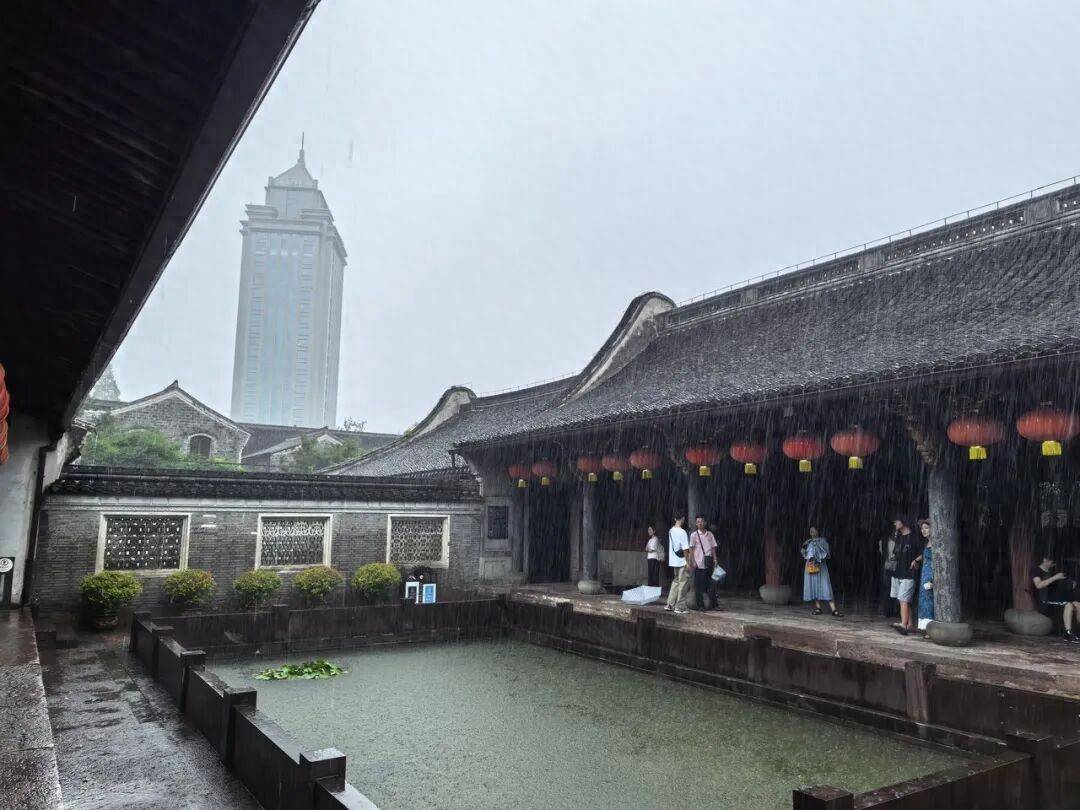 决定延迟关门1小时，浙江这位景区保安火了