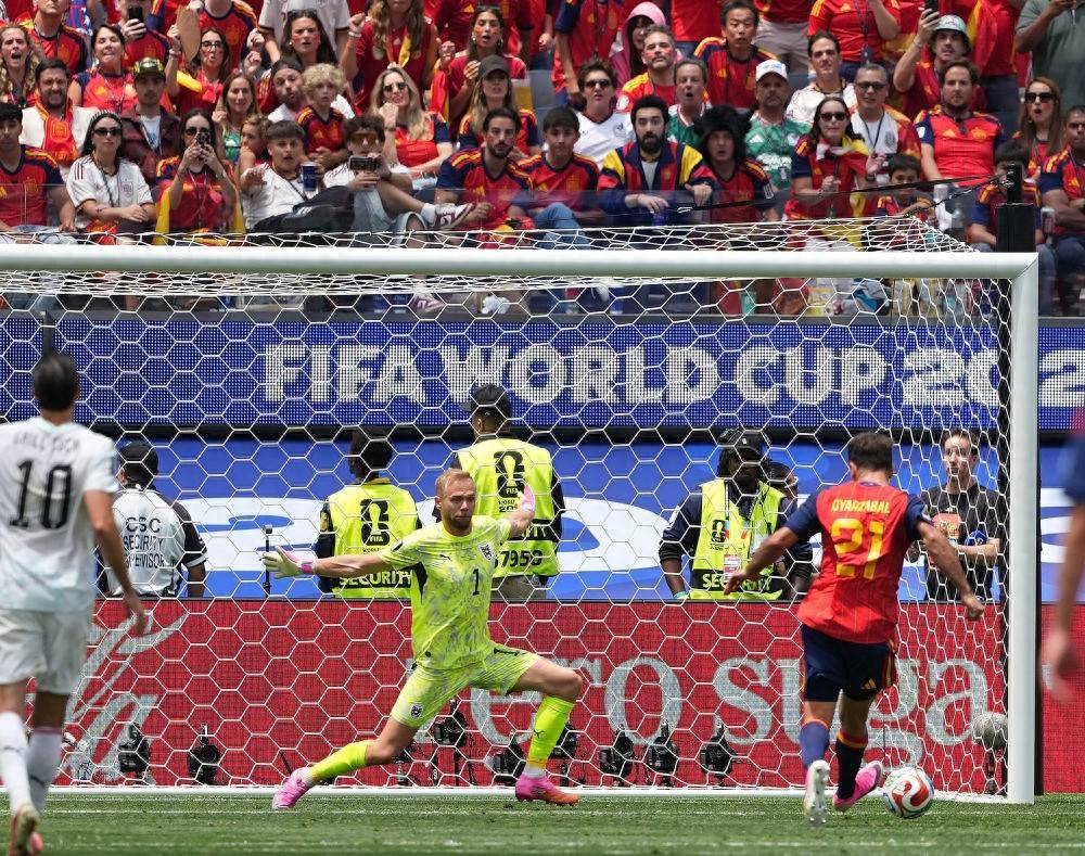 西班牙三球完胜，C罗与莫德里奇对话
