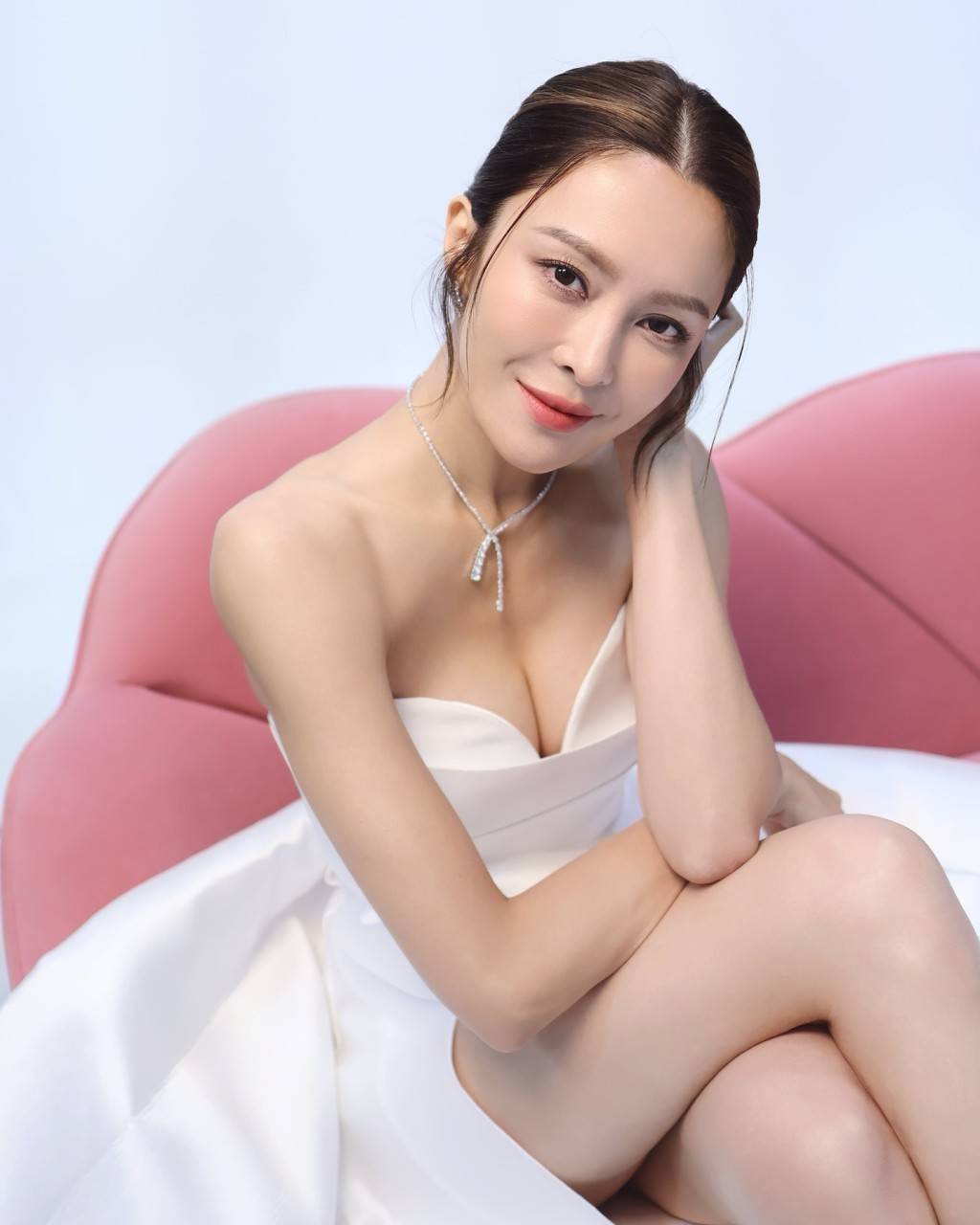 TVB女星戏假情真惊爆恋情？晒宠物误泄秘疑同居，二人暧昧互动有迹可循