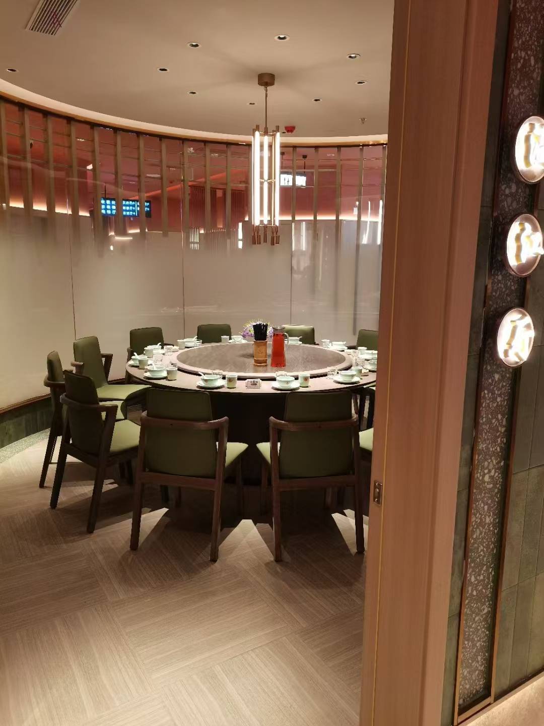 双流机场附近的川菜门店排队