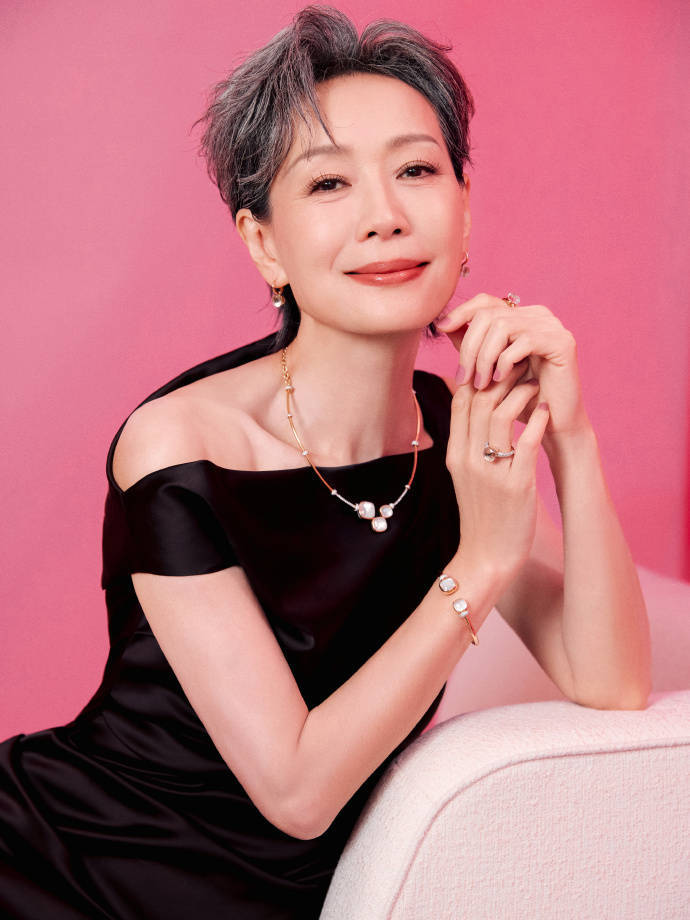 叶童穿黑色缎面斜肩长裙 神态从容成熟优雅韵味十足