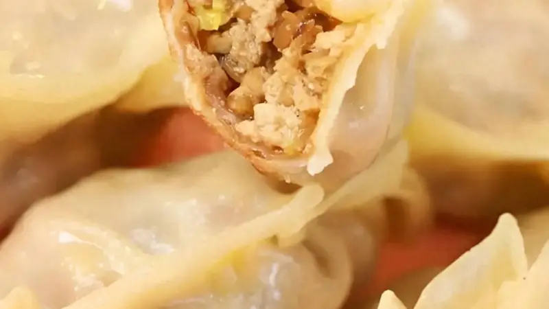 饺子别总水煮了，试试这个做法，个个金黄焦脆，越嚼越香