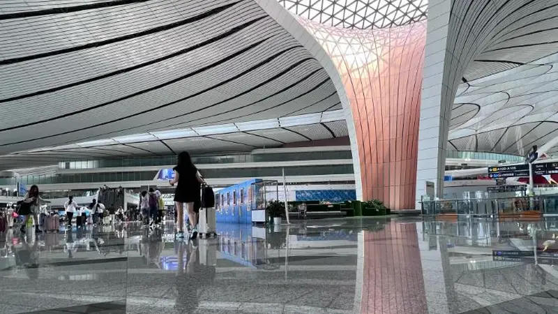迪拜美女来中国旅游，第一次上厕所，惊讶大喊：我的马桶被偷了