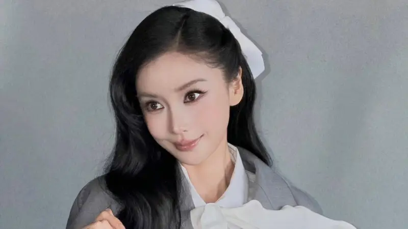 Angelababy穿灰西装配白蝴蝶结 甜酷学院风清爽亮眼