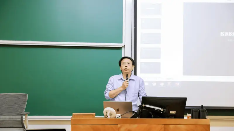 复旦学子出题，考问AI，也考问人