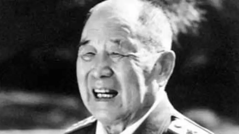 77年李德生探望叶剑英，席间叶帅突然提点：你去看看你们的老政委