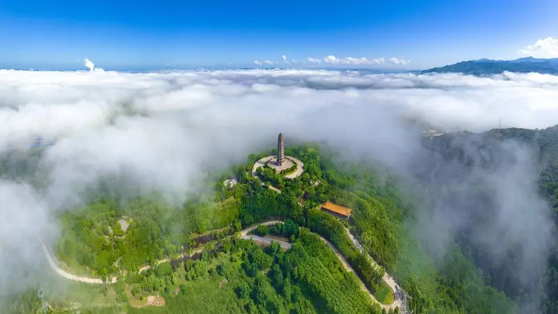 山西左权：云海漫卷文峰塔