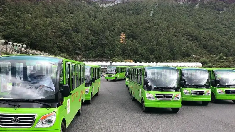 38公里公共公路变身"观光票" 稻城亚丁牵出山岳景区文艺古城背后的生存困局