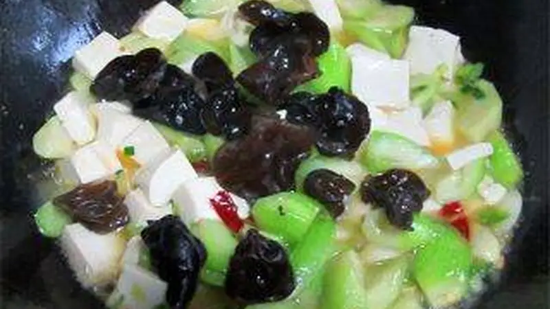 夏日古城巷弄里的清润滋味 丝瓜炖豆腐的家常韵致