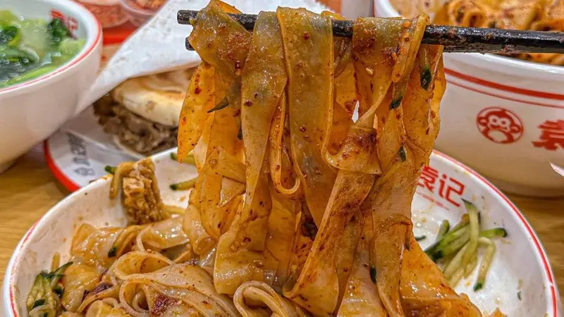 西安古城里的面食风骨：一碗面的万种烟火气