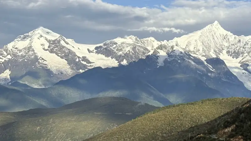 梅里雪山旁的陡坡小城 藏地烟火里浸着文艺气