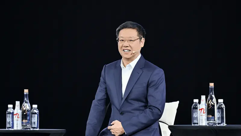 酒是男人的Labubu！57岁白酒教父，把自己卷成顶流｜消费锐见