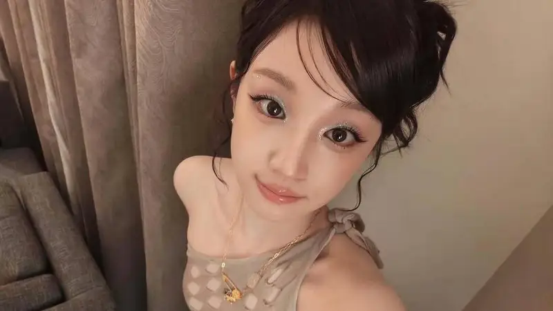 古城烟火里的甜酷文艺风 宋雨琦卡其斜肩镂空衫携闪片眼妆尽显多元气质