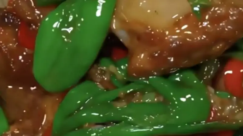 青椒烧排骨：厨房里的烟火滋味