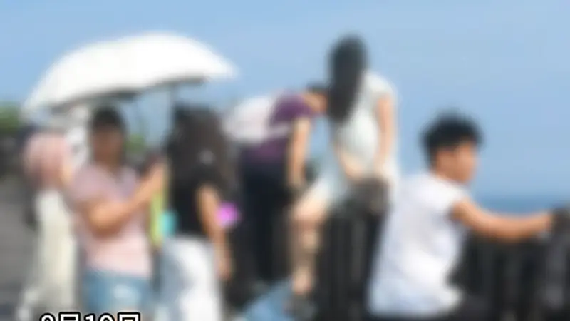 多位游客翻越滨海东路护栏，站在悬崖上拍照打卡