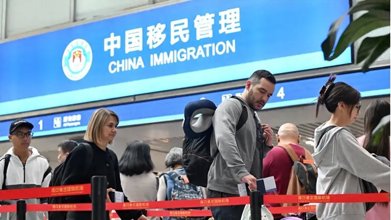 境外游客酒店公共区域停留引热议，商务签证违规用工迎来考验？