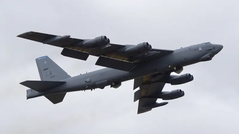 现场画面！美媒：美空军多架B-52轰炸机从英国费尔福德皇家空军基地撤离