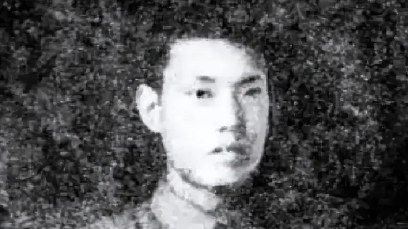 1929年，地下党员丁惟尊叛变，还要带着敌人去火车站抓人，他的妻子知道后，连忙说：“我要回娘家，让我和你一起去火车站吧！”青岛街头照样热闹，人群喧哗，地底却翻涌暗流。一个女人搭丈夫的车去火车站，嘴上说回娘家，心里却要把一条线从刀口上救出来，这趟同行，改变了几个人的命。丁惟尊，地下党...