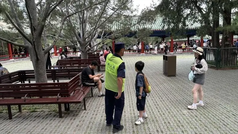 逛公园突然中暑怎么办？记住这几个求助渠道！