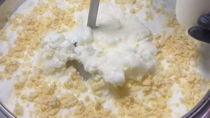 奶皮子冰牛奶成摆摊新“顶流”!记者探访发现5分钟卖出近10杯 专家提醒:注意适量和卫生