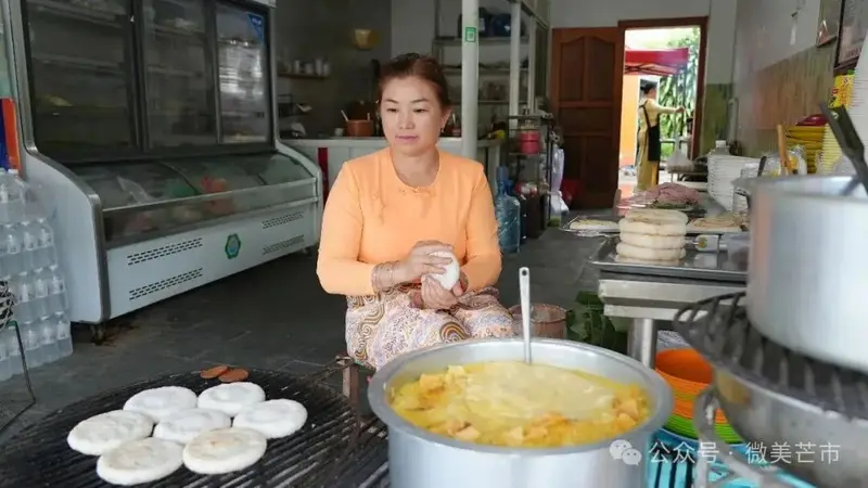吃在德宏|“傣味汉堡”,藏在德宏街头的美味!