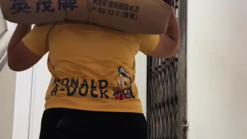 “女儿高考后和妈妈扛砖赚学费”引关注，当事人回应：没有团队，女儿已干半个月