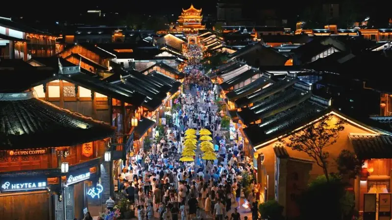 建昌古城火把节启幕 街巷里的文艺狂欢正盛放